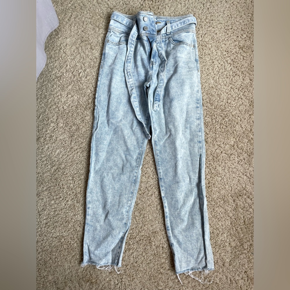 So Mom rise light wash jeans. Size 5/27w